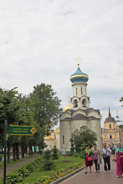 Kostel na počest sestoupení Ducha svatého v Trinity Ser — Stock fotografie