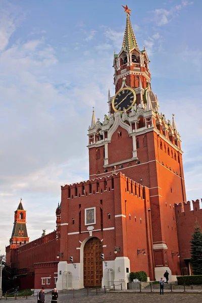 Torre Spasskaya con reloj del Kremlin en Moscú, Rusia —  Fotos de Stock