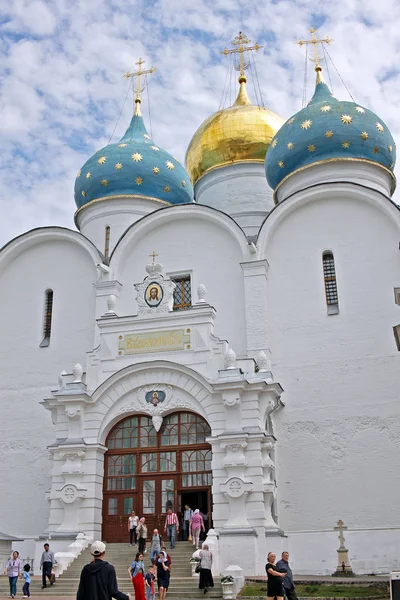 De kathedraal van de veronderstelling en kapel in Trinity Sergius Lavra. Rusland — Stockfoto