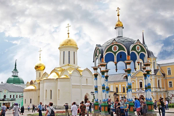 Ciborium over the source of holy water and Trinity Cathedral in — Stock Photo, Image