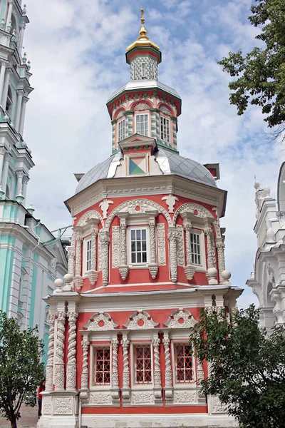 Předpoklad kaple nad studna v Trinity Sergius Lavra. Rusko — Stock fotografie