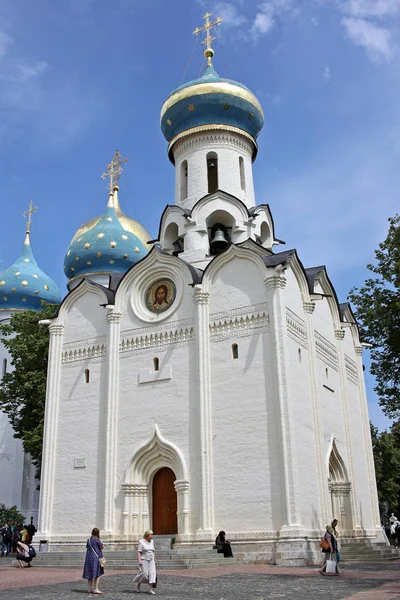 Kostel na počest sestoupení Ducha svatého v Trinity Ser — Stock fotografie