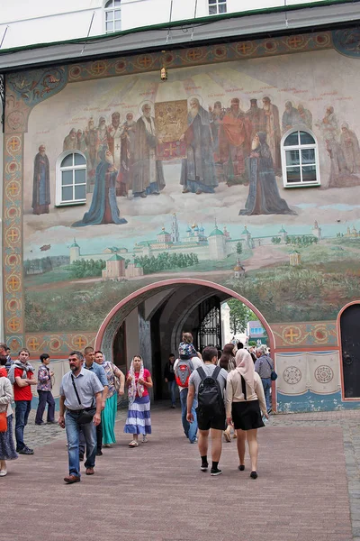 Peregrinos e turistas na Santíssima Trindade Lavra de São Sérgio. Russ... — Fotografia de Stock