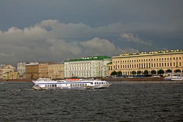 Метеор катером на березі річки Нева. Росія — стокове фото