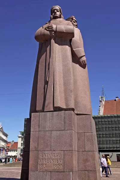 Riga, Letonya Letonya tüfekçiler için Sovyet dönemi anıt. — Stok fotoğraf