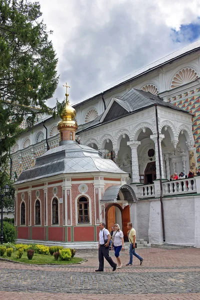 Die Mikheevskaya Kirche in der Dreifaltigkeitslavra des Hl. Sergius. Russland — Stockfoto