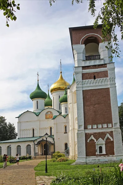 De kathedraal van de Transfiguratie en bell tower in Soezdal, Rusland — Stockfoto