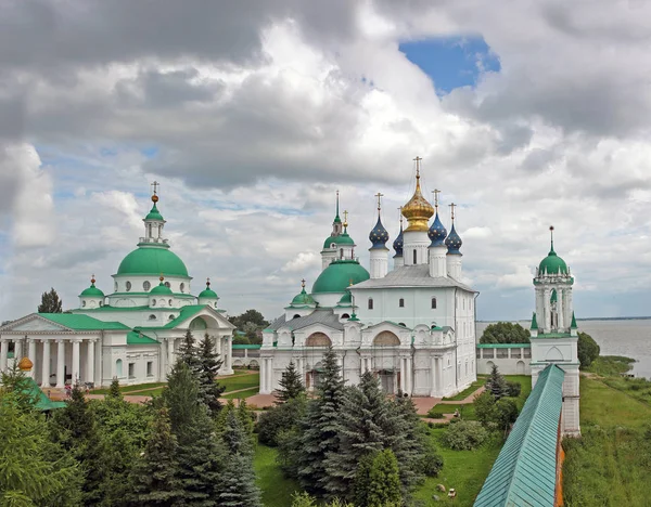 Rostov The Great. Spaso-Yakovlevsky Dimitriev monastery and lake — Stock Photo, Image