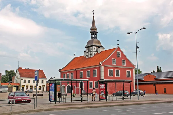Primăria Bauska în piaţa pieţei. Letonia — Fotografie, imagine de stoc