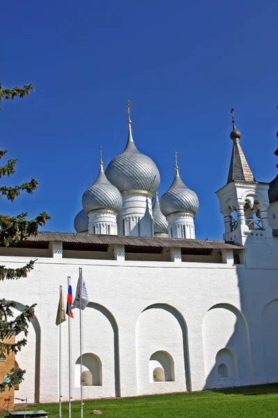 Domes of den Assumption katedralen i Rostov Kreml — Stockfoto
