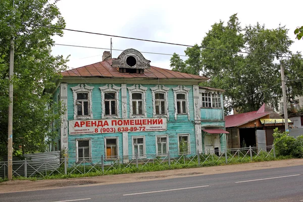 Oude verlaten houten huis in Rusland — Stockfoto