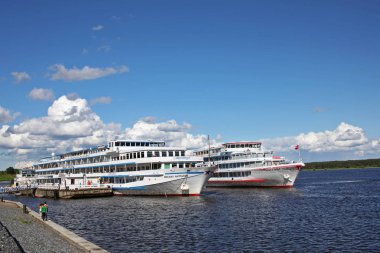 Volga Nehri üzerinde yolcu gemilerine. Rusya