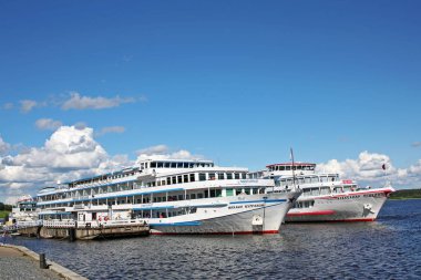 Volga Nehri üzerinde yolcu gemilerine. Rusya