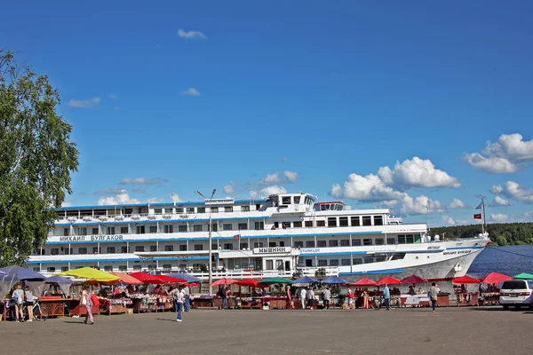 Navio de cruzeiro no rio Volga. Rússia — Fotografia de Stock