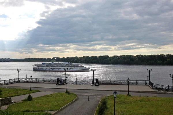 Navio de cruzeiro no rio Volga. Rússia — Fotografia de Stock