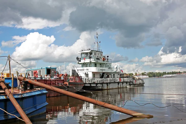 Tugboat River-75 e barcaça — Fotografia de Stock