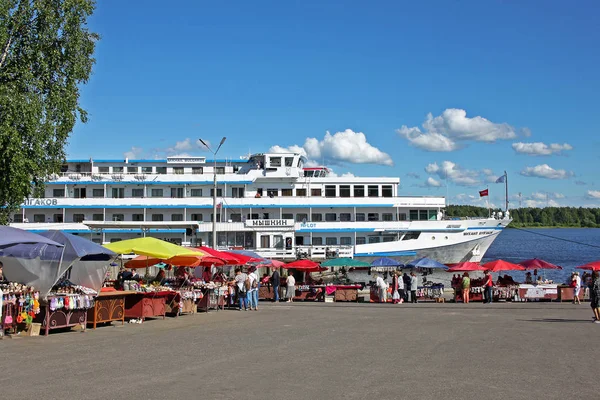 Cruise ship on the Volga river. Russia — Stock Photo, Image