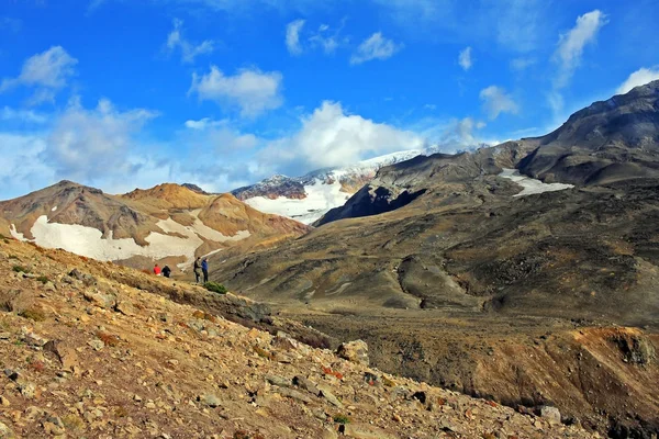 Touristes dans la péninsule du Kamchatka, Russie — Photo