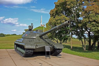 Mound of Glory 'deki T-10 tankı. Minsk, Belarus.