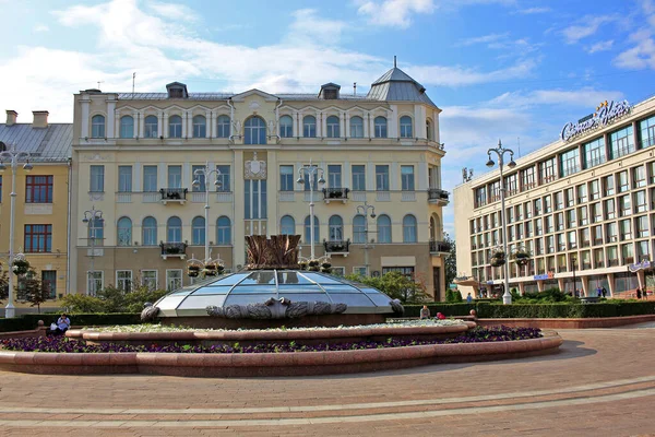 Fonte na Praça da Independência em Minsk, Bielorrússia — Fotografia de Stock