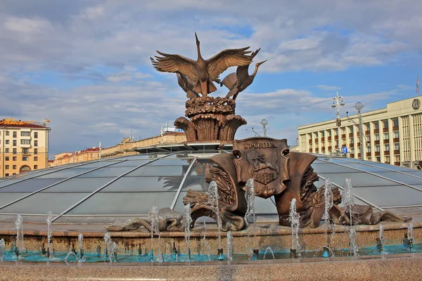 Fuente en la Plaza de la Independencia en Minsk, Bielorrusia — Foto de Stock