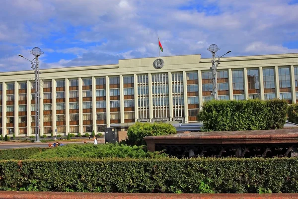 Edifício de escritórios localizado na Praça da Independência em Minsk, Bielorrússia — Fotografia de Stock