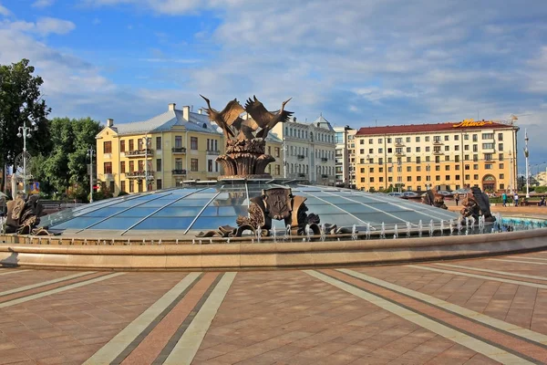 Fonte na Praça da Independência em Minsk, Bielorrússia — Fotografia de Stock