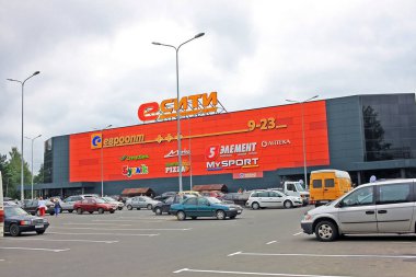 Barysaw, Belarus - 16 Ağustos 2018: Şehrin bir semtinde alışveriş merkezi