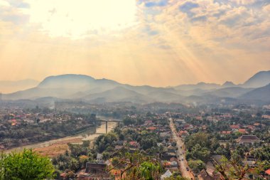 Luang Prabang 'ın şehir manzarası Phou Si Dağı' nın tepesinden - şehrin manzarası, Nam Khan nehirleri ve orman dağları - ünlü ve popüler turistik manzaralar