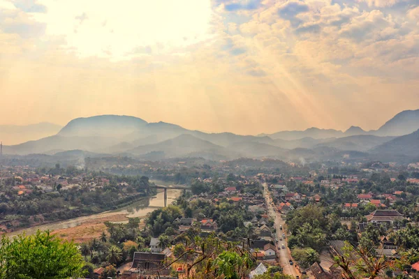 Luang Prabang 'ın şehir manzarası Phou Si Dağı' nın tepesinden - şehrin manzarası, Nam Khan nehirleri ve orman dağları - ünlü ve popüler turistik manzaralar