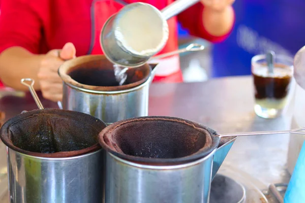 Γυναικεία Χέρια Που Ετοιμάζουν Παραδοσιακό Παγωμένο Καφέ Παρασκευή Φρέσκου Ροφήματος — Φωτογραφία Αρχείου