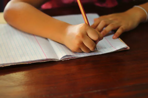 Νέοι Χέρι Γράφοντας Ένα Μάθημα Ένα Μολύβι Ένα Βιβλίο Για — Φωτογραφία Αρχείου