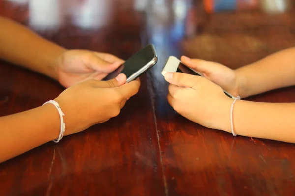 Νέοι Που Χρησιμοποιούν Έξυπνα Τηλέφωνα Έφηβοι Που Μοιράζονται Περιεχόμενο Στο — Φωτογραφία Αρχείου