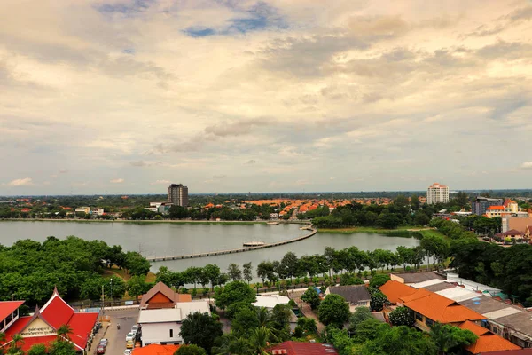 Khon Kaen Gölü 'nün havadan görünüşü, Wat Phra Tard Kaennakhon Stupa Tapınağı' ndan binalar ve şehir manzarası