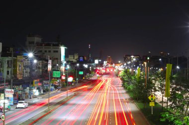 Khon Kaen, Tayland - 15 Mayıs 2019: Mittraphap Otoyolu ya da Tayland Otoyolu 2 'de uzun yol ışıklarıyla uzun yol trafiği.