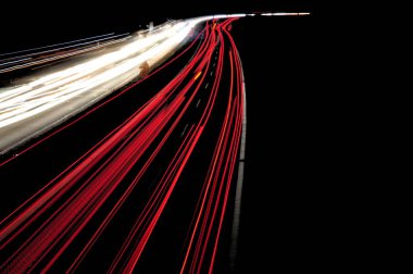 Geceleri araba hafif bir otoyol trafik sırasında satırlarında jam