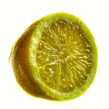 Beyaz arka plan üzerinde izole olgun limon narenciye dilimlenmiş