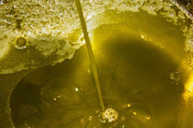 Yunanistan 'daki zeytinyağı fabrikasında ekstra bakire zeytin yağı çıkarma işlemi.