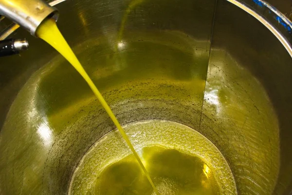 Proces Ekstrakcji Oliwy Oliwek Pierwszego Tłoczenia Greckiej Fabryce Oliwy Oliwek — Zdjęcie stockowe