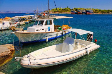 Spetses adasının eski limanında tekneler, Saronic Körfezi, Yunanistan, 24 Eylül 2015.