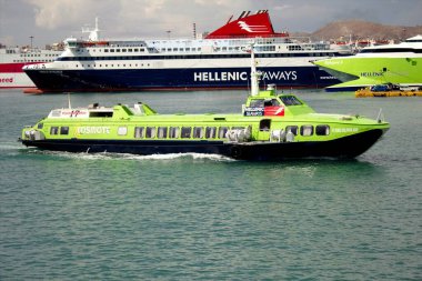 Yunanistan 'ın Pire limanında sahne, arka planda feribot ve uçan kedi, 23 Eylül 2015.