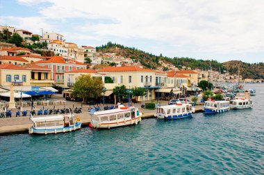 Poros kasabası, Poros Adası, Saronic Körfezi, Yunanistan.