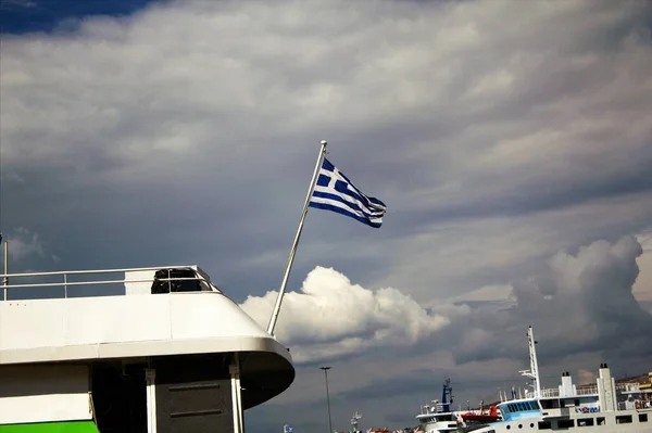 Bandera Griega Ondeando Sobre Gato Volador Puerto Pireo —  Fotos de Stock