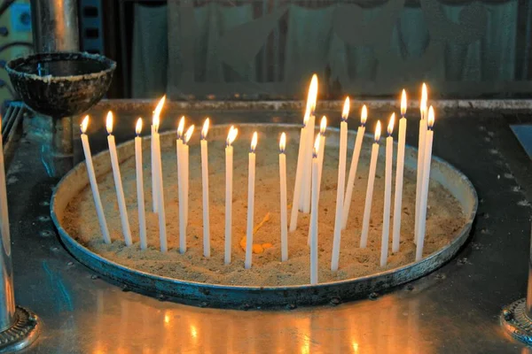 Éclairage Des Bougies Intérieur Une Église Grecque Orthodoxe — Photo