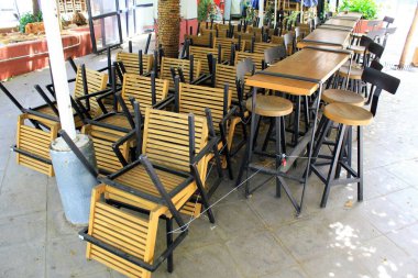 Atina, Yunanistan, 6 Mayıs 2020 - Coronavirus tecridi sırasında kapalı kafe restoranının önünde masa ve sandalyeler yığıldı.