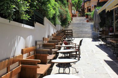 Atina, Yunanistan, 7 Nisan 2020 - Coronavirus tecridi sırasında boş kafeterya.