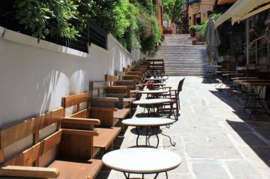 Atina, Yunanistan, 7 Nisan 2020 - Coronavirus tecridi sırasında boş kafeterya.