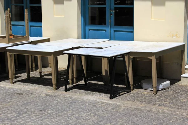 アテネ ギリシャ 2020年5月6日 コロナウイルスのロックダウン中に閉鎖されたカフェレストランの外に積み上げられたテーブルと椅子 — ストック写真