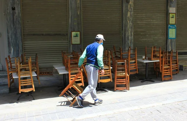 Atenas Grécia Maio 2020 Mesas Cadeiras Empilhadas Fora Café Restaurante — Fotografia de Stock