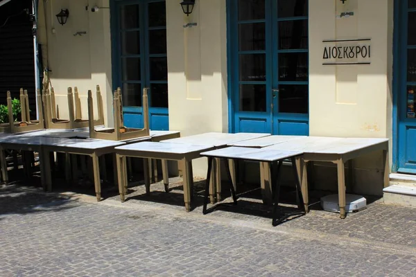 Ateny Grecja Maja 2020 Stoły Krzesła Ułożone Przed Zamkniętą Kawiarnią — Zdjęcie stockowe